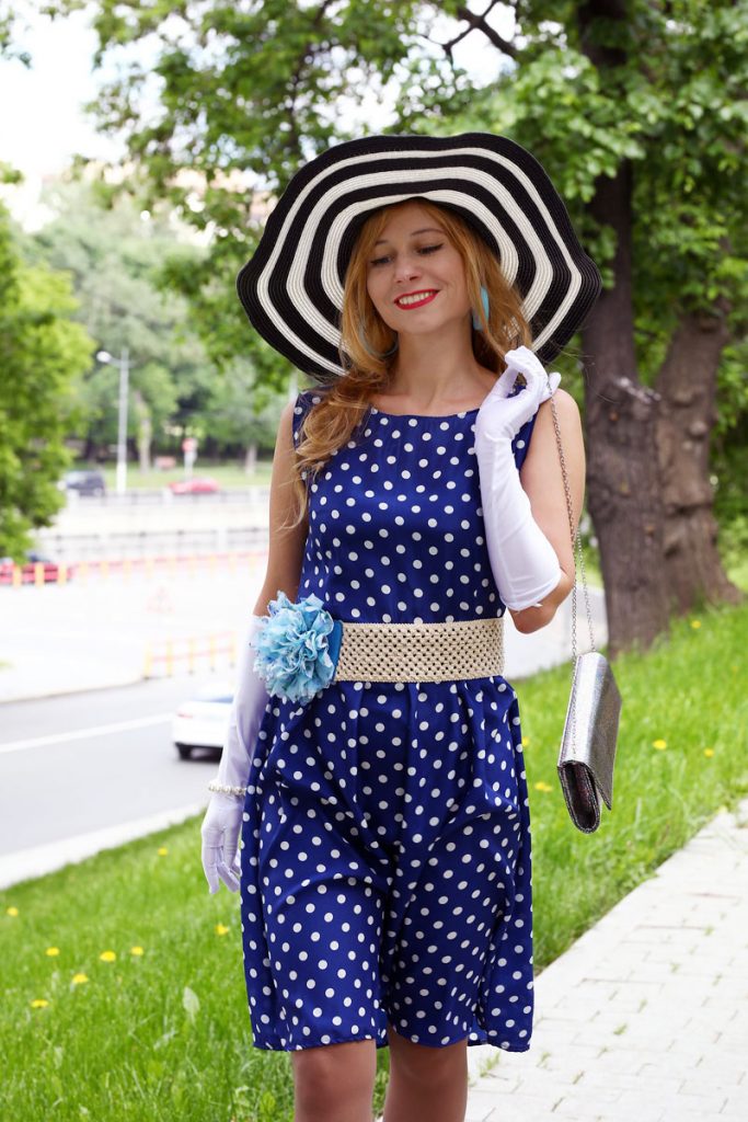 Como combinar un vestido de lunares para una boda