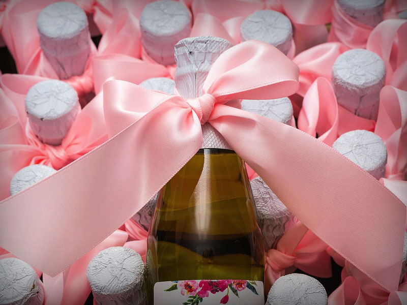 como envolver botellas de vino para regalo de boda