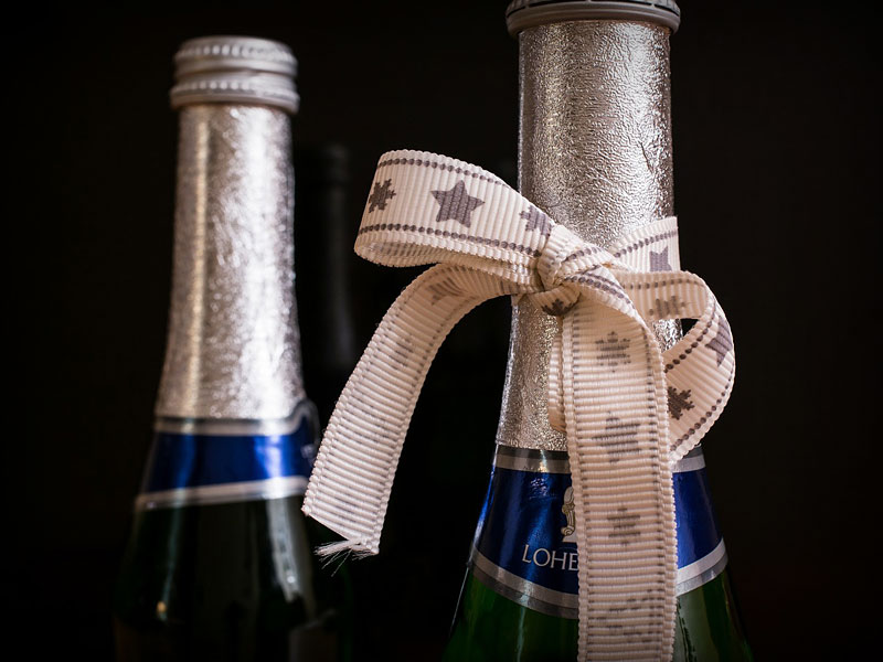 como envolver botellas de vino para regalo de boda